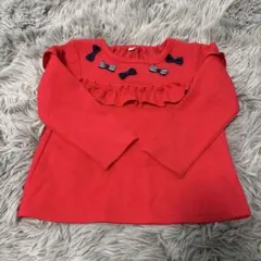 赤いフリル付き長袖トップス