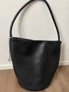 黒い合成皮革のバケツ型ショルダーバッグ