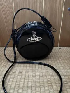 S*a様 ビビアン 円形黒パテントレザーショルダーバッグ