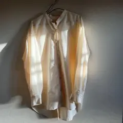 GU クリーム色 長袖シャツ ボタン付き