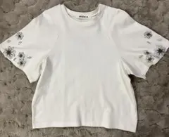 極美品！ヘレンチア　Tシャツ　半袖　花モチーフのサムネイル