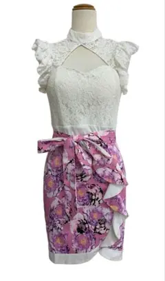 レースと花柄のタイトミニワンピース