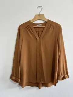 OPAQUE.CLIP ブラウンVネックシャツ