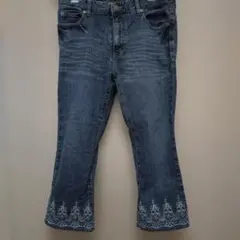 裾刺繍がおしゃれなクロップドデニムパンツ