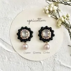 グレーディライトスワロフスキーのビーズ刺繍と淡水パールが揺れるピアス