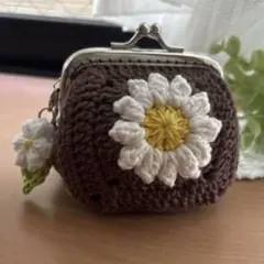 ハンドメイド　かぎ編みがま口ポーチ　小銭入れ　グラニースクエア　モチーフ編み茶色のサムネイル