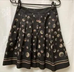 黒地に円模様が施されたプリーツスカート