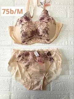 週末価格！AMOSTYLE BY Triumph夢みるブラ Vブラジャーショーツ