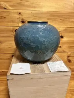 深川製磁　宮内庁御用達　色絵彩磁　浮き彫り牡丹文　花瓶