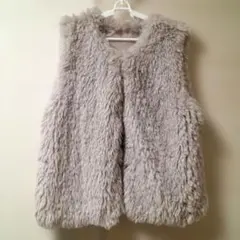 柔らかいボア素材のベスト