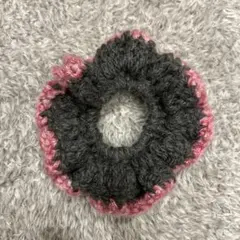 グレーとピンクのニットシュシュ