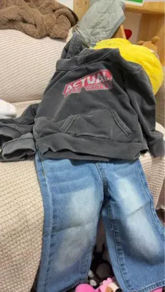 フード付きスウェットとデニムセット