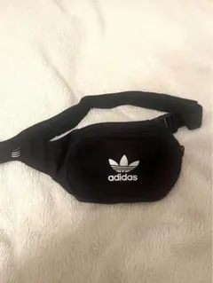adidas ボディバッグ 黒