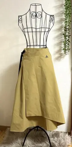 adidas ベージュ フレアスカート