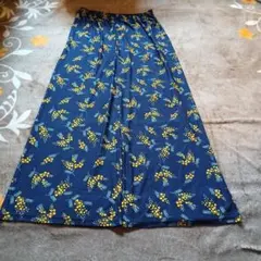 ミモザ花柄ネイビーのワイドパンツ