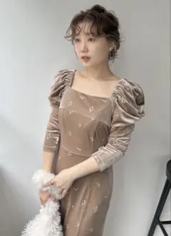 フラワーエンブロイダリースクエアネックベロアワンピース