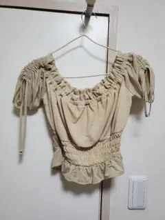 オフショルダー イエローベージュ トップスのサムネイル