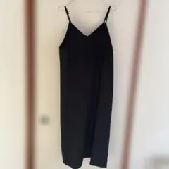 美品 黒のキャミワンピース スリット入り