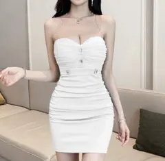 ストラップレスホワイトタイトドレス
