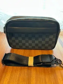 ダミエ柄 メンズ ショルダーバッグ ブラック ボディバッグ コンパクト 斜め掛け