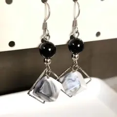 モノクロマーブル模様のピアス