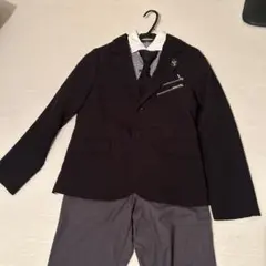 男の子用フォーマルジャケット、パンツ、シャツ、ネクタイのセット。