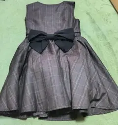 グレーのフリルとリボン付きミニワンピース