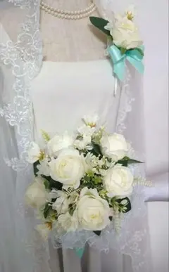 75 　清楚な白い沢山の薔薇が可愛いウェディング ブーケとブートニアセットです。