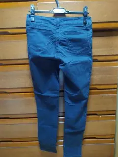 黒 スキニーパンツ