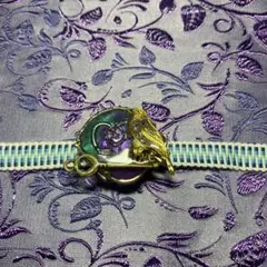 LOVEのカギに止まっている鳥さん