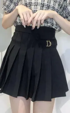 Dチャーム付きプリーツスカート　DHOLIC