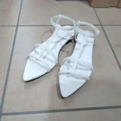 【新品未使用】PIERROT ストラップフラットサンダル オフホワイトのサムネイル