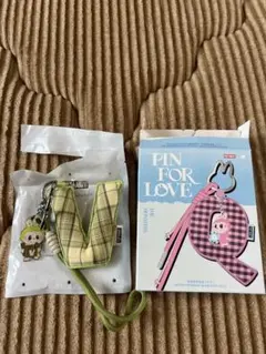 ラブブ　PIN FOR LOVE イニシャル　アルファベット　キーリング V