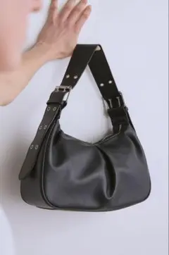 un/neu アンノイ ワンハンドルタックハンドバッグ