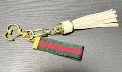 GUCCIシェリーラインリボンとホワイトタッセル付きキーホルダー