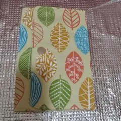 お薬手帳や財布、スマホ、カード等 葉っぱデザインの可愛いポーチ