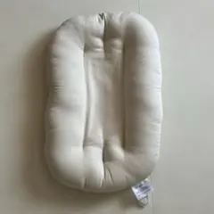 아기 침대에 껴안아줘