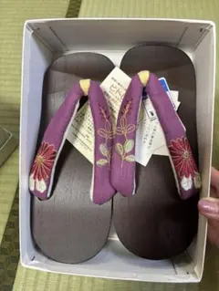 【閉店セール】紫色 花柄刺繍 和装用下駄　23.0〜24.5cm