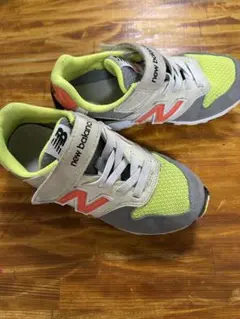 New Balance 996 キッズスニーカー グレー/イエロー/オレンジ