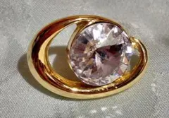 ゴールドメッキ ピンブローチ 大きなストーン