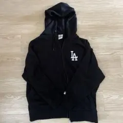 LAロゴ入り黒パーカーのサムネイル