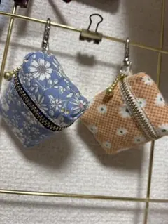 水色の花柄付きイヤホンケース　 縦6cm横5cm