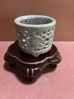 初期鍋島青磁透彫牡丹唐花草杏葉文三ツ足香炉　検岩屋川内 初期鍋島青磁透彫牡丹唐花草杏葉文三ツ足香炉 検岩屋川内 - メルカリ