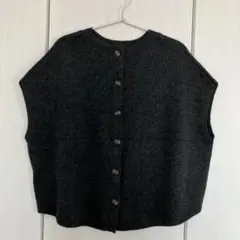 ダークグレー ニットベスト ボタン付き