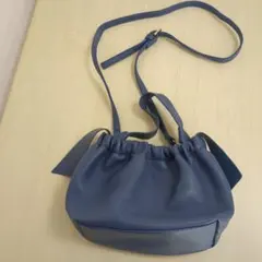 青いレザーショルダーバッグ ギャザー付き