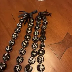 フラダンス用レイ 黒白模様のサムネイル