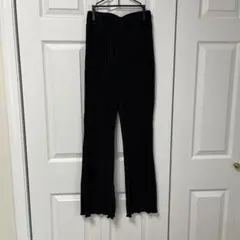 黒のプリーツフレアパンツ