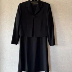 ブラックスーツ・ジャケットとスカートのセット