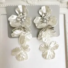 【シルバー】大ぶりホワイトフラワー＊ボリューム花びら✨ピアス　ウェディング