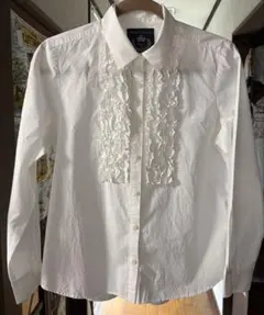 みなとの展覧会白色ブラウス